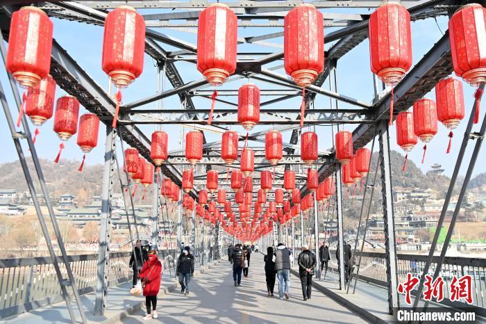 1月30日，裝扮一新的中山橋?yàn)榧磳⒌絹?lái)的新春佳節(jié)增添節(jié)日氛圍。九美旦增 攝</p><p>