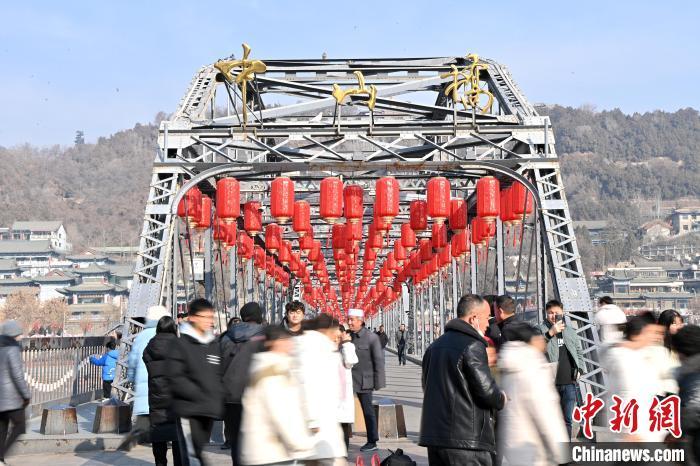 1月30日，裝扮一新的中山橋?yàn)榧磳⒌絹?lái)的新春佳節(jié)增添節(jié)日氛圍。九美旦增攝</p><p>