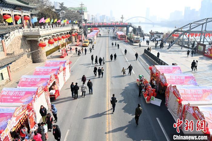 1月30日，蘭州黃河畔的年貨集市吸引顧客選購(gòu)年貨。九美旦增 攝</p><p>