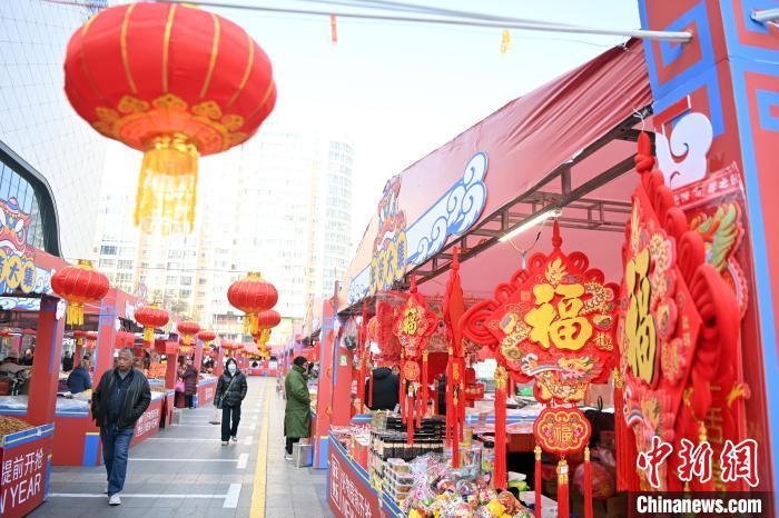 1月30日，蘭州街頭琳瑯滿目的年貨吸引顧客選購(gòu)。九美旦增 攝</p><p>