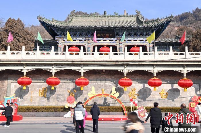 1月30日，裝扮一新的蘭州白塔山公園節(jié)日氛圍濃厚。九美旦增 攝</p><p>