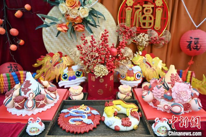 1月25日，春節(jié)臨近，蘭州一花饃店“龍”元素花饃熱銷。圖為展出的“龍”元素花饃。九美旦增 攝