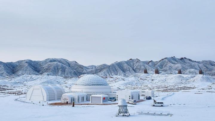 2023年12月14日拍攝的甘肅省金昌市“火星1號(hào)基地”雪后景象。新華社發(fā)(李婷 攝)