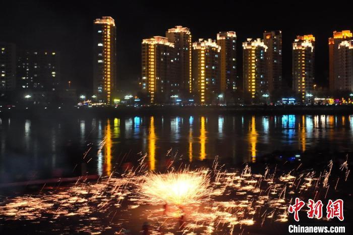 國家級非物質(zhì)文化遺產(chǎn)“打鐵花”在黃河岸畔落地。侯奇志 攝</p>
<p>