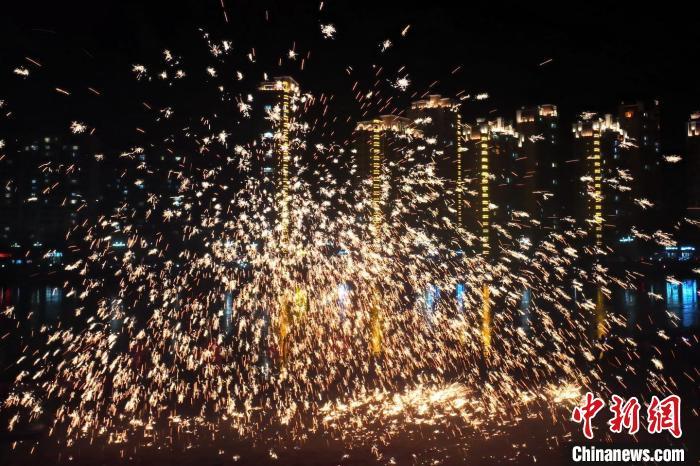 “過年打鐵花”是臨夏州永靖縣的民俗傳統(tǒng)。這項(xiàng)民俗表演，其實(shí)有著硬核技術(shù)作支撐，那就是入選國家級非遺的“永靖王氏生鐵冶鑄技藝”。侯奇志 攝</p>
<p>