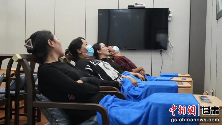 圖為當(dāng)?shù)鼐用耋w驗藏醫(yī)院診療。卓瑪草 攝
