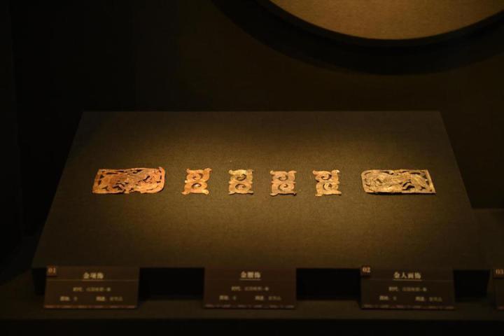 張家川縣馬家塬車輿博物館展陳的馬家塬遺址出土的金項飾、金腰飾、金人畫飾等。李亞龍 攝　　