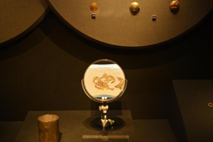 張家川縣馬家塬車輿博物館展陳的馬家塬遺址出土的金飾。李亞龍 攝　