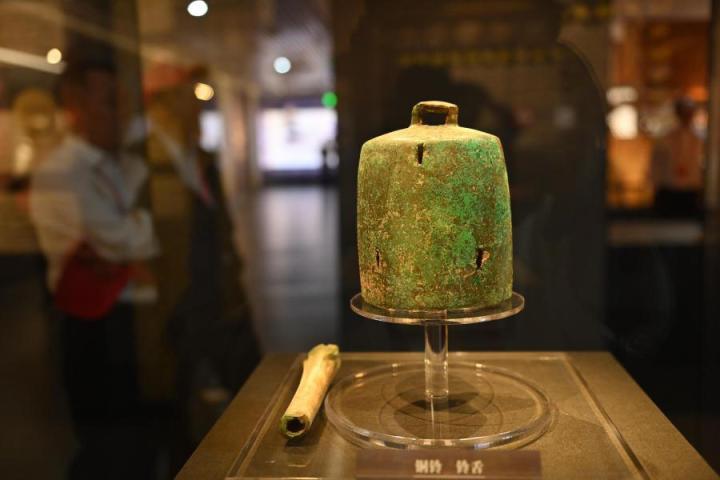 張家川縣馬家塬車輿博物館展陳的馬家塬遺址出土的銅鈴。李亞龍 攝