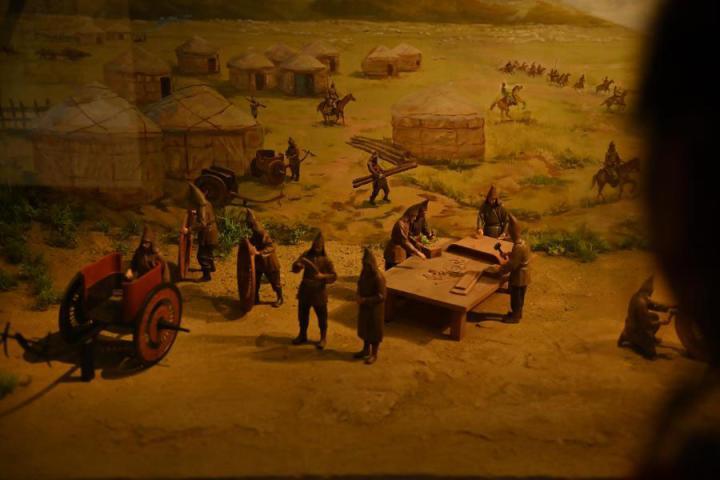 在張家川縣馬家塬車輿博物館展陳的關于戰(zhàn)國西戎車輿制作過程的模型。李亞龍 攝