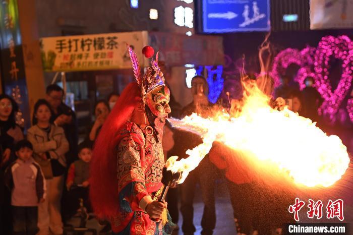 圖為工作人員進行雜耍表演。李亞龍 攝</p>
<p>