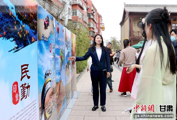 3月下旬，民勤縣在天水啟漢樓廣場(chǎng)舉行推介會(huì)，宣傳本地旅游資源和農(nóng)特優(yōu)產(chǎn)品。圖為工作人員向游客介紹民勤自然風(fēng)光、歷史文化。馬愛(ài)彬 攝