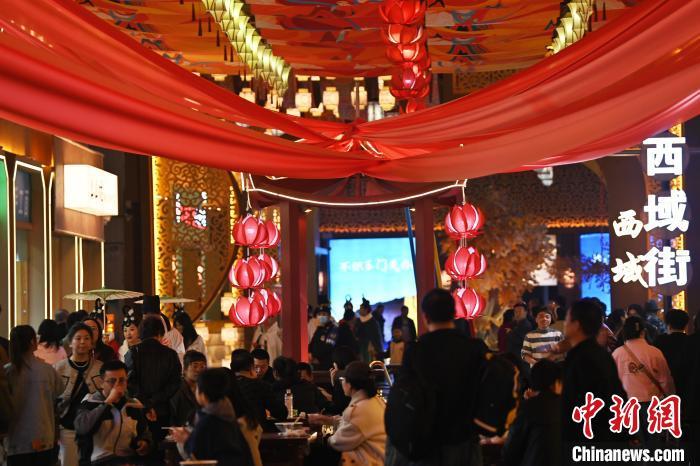 圖為街區(qū)現(xiàn)場(chǎng)游客絡(luò)繹不絕。李亞龍 攝</p><p>