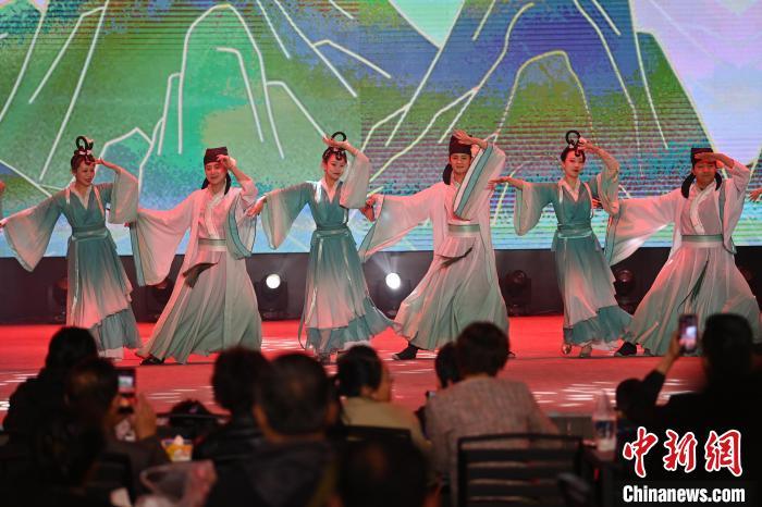 圖為工作人員進(jìn)行舞蹈表演。李亞龍 攝
