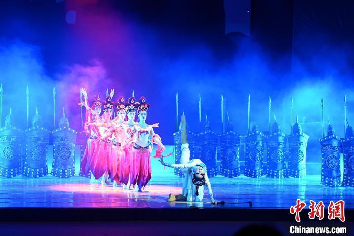 2023年2月18日，蘭州歌舞劇院創(chuàng)排的大型舞劇《大夢(mèng)敦煌》?！　【琶赖┰?攝
