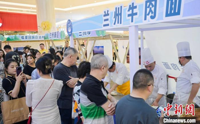 5月11日，“醉美玉如意·感恩幫扶情”甘肅(天津)文創(chuàng)非遺市集和特色美食展示活動(dòng)在天津舉行。(天津市文旅局供圖)