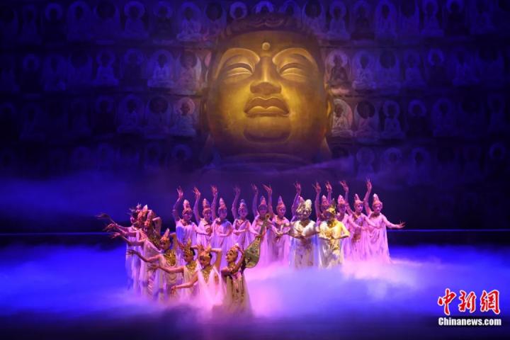 2024年2月23日晚，中國經(jīng)典舞劇《絲路花雨》在甘肅蘭州演出恭賀新春。李亞龍 攝