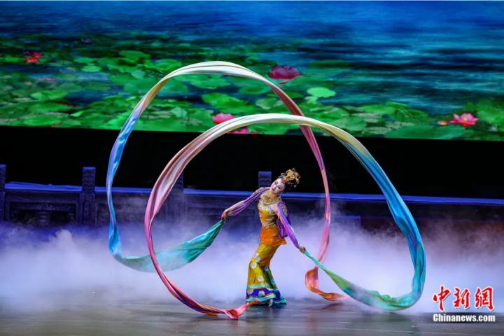 2023年4月17日晚，中國經(jīng)典舞劇《絲路花雨》在澳門百老匯劇場演出。甘肅演藝集團 供圖