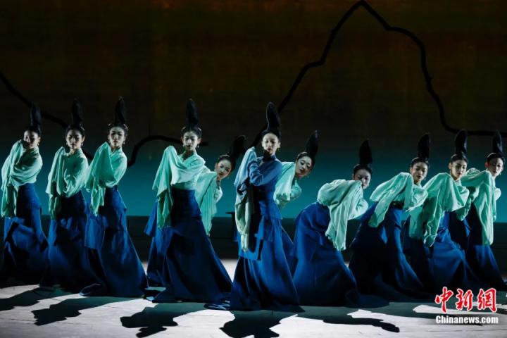 2024年2月29日晚，舞蹈詩劇《只此青綠》在北京上演，多國駐華使節(jié)和國際組織代表前來觀賞。韓海丹 攝