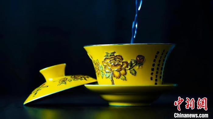 2023年5月，拍攝的臨夏特色茶飲——蓋碗茶。(資料圖)臨夏市融媒體中心供圖