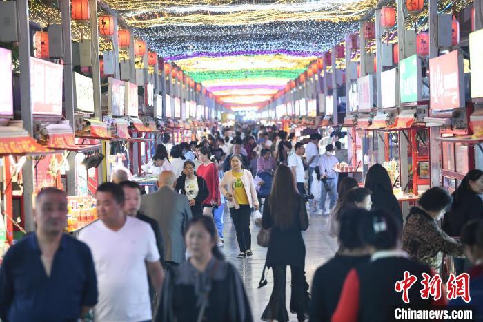 圖為燈光亮起，明清街夜市人氣漸旺?！〈魑牟?攝</p><p>