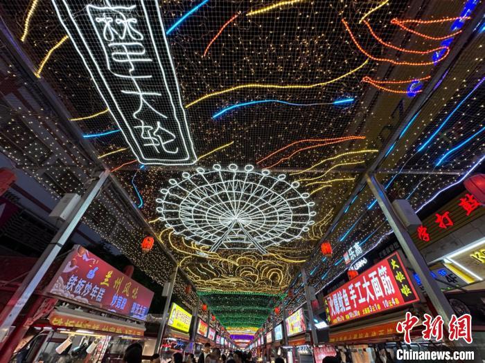 圖為明清街夜市燈光點亮具有武威文化元素的“摩天輪”彩燈?！〈魑牟?攝</p><p>
