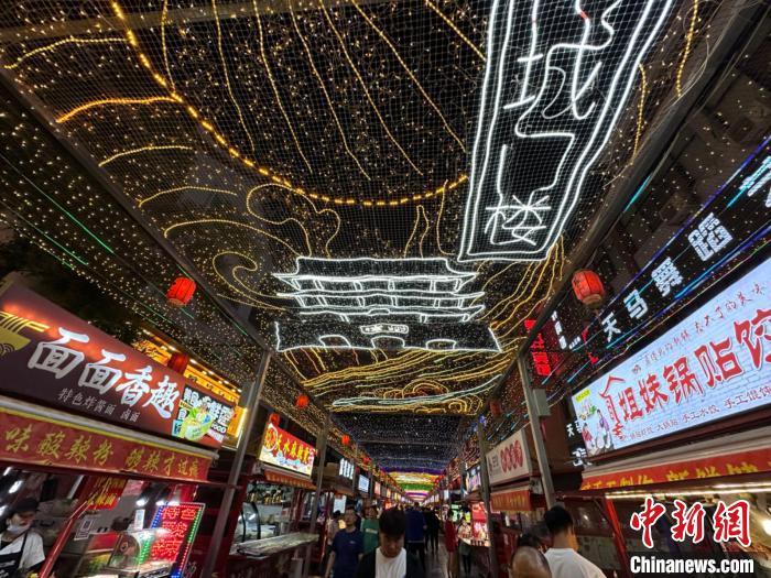 圖為明清街夜市燈光點亮具有武威文化元素的“涼州古城門”彩燈?！〈魑牟?攝</p><p>