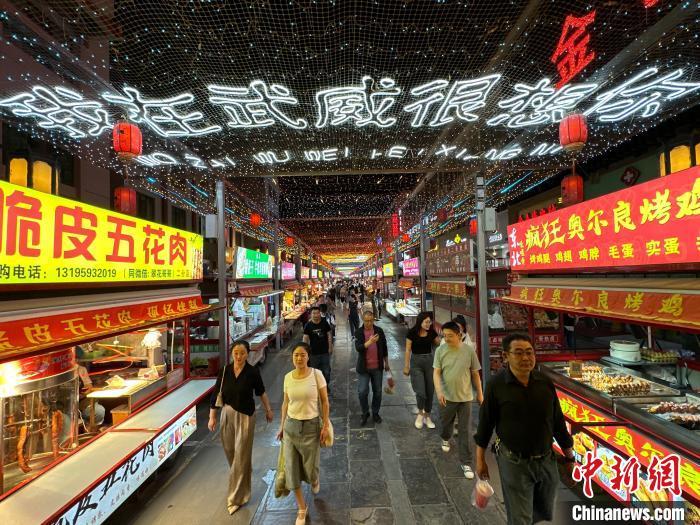 圖為明清街夜市燈光點亮“我在武威很想你”。　戴文昌 攝</p><p>