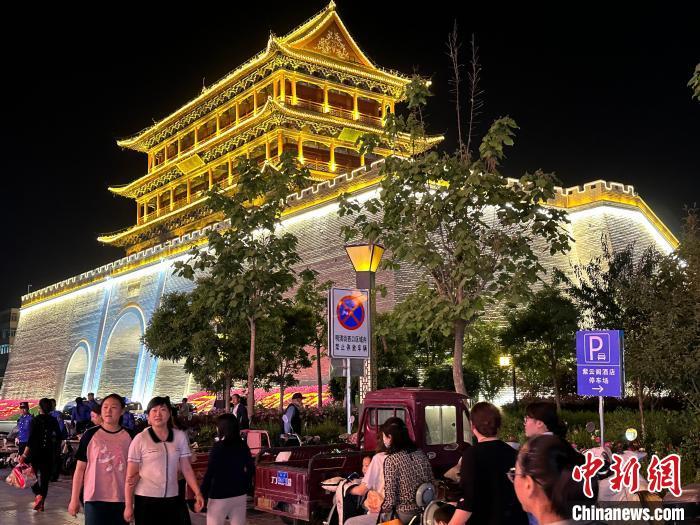 圖為夜幕降臨，涼州古城門燈光亮起。　戴文昌 攝