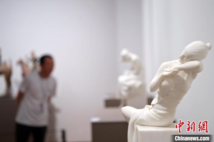5月21日，在“絲路印跡”雕塑藝術作品展展出的作品《綺羅香·香》。九美旦增 攝</p>
<p>