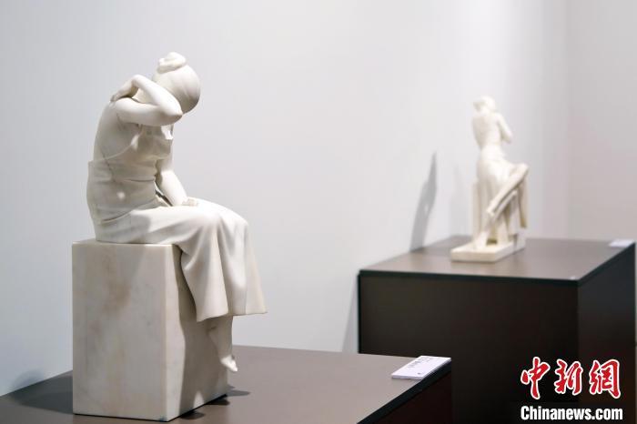 5月21日，在“絲路印跡”雕塑藝術作品展展出的雕塑作品《聲聲慢·艾艾》。九美旦增 攝</p>
<p>