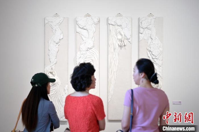 5月21日，觀眾參觀在“絲路印跡”雕塑藝術作品展展出的作品《無相》。九美旦增 攝</p>
<p>