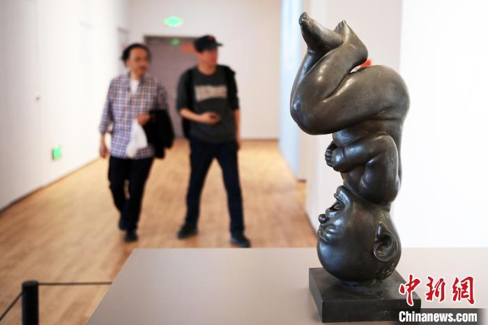 5月21日，觀眾參觀“絲路印跡”雕塑藝術作品展展出的雕塑作品。九美旦增 攝</p>
<p>