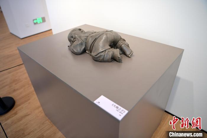 5月21日，在“絲路印跡”雕塑藝術作品展展出的作品《大地之子》。九美旦增 攝</p>
<p>