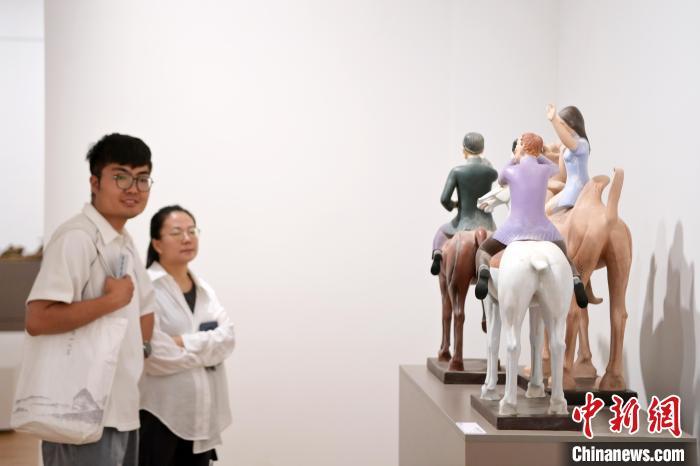 5月21日，觀眾參觀在“絲路印跡”雕塑藝術作品展展出的雕塑作品《絲路話語》。九美旦增 攝</p>
<p>