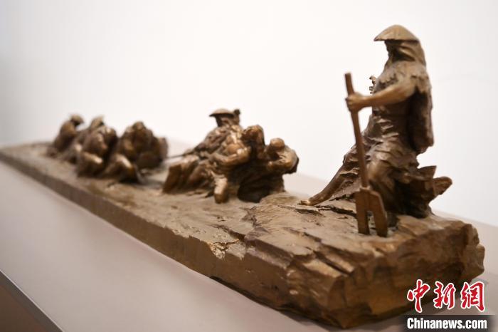 5月21日，在“絲路印跡”雕塑藝術作品展展出的作品《治水為民·禹德九州》。九美旦增 攝</p>
<p>