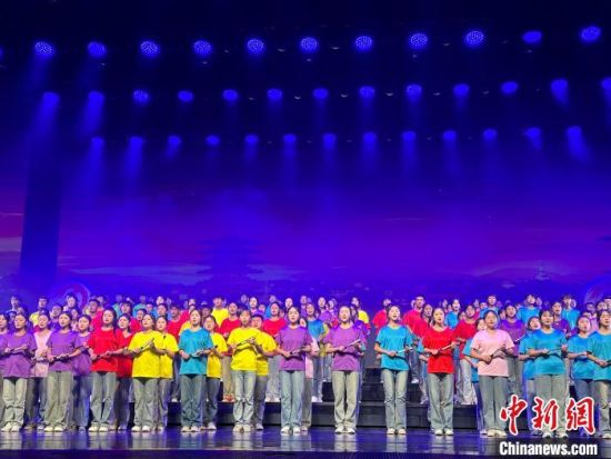 5月28日晚，“詩意甘肅·絲路長風(fēng)三千里”——月出涼州·武威詩會在甘肅省武威市漢唐天馬城舉行。楊娜 攝