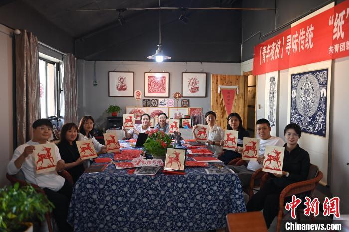6月6日，在甘肅敦煌青年夜校課程中，青年學(xué)員展示學(xué)習(xí)敦煌非遺剪紙的成果。