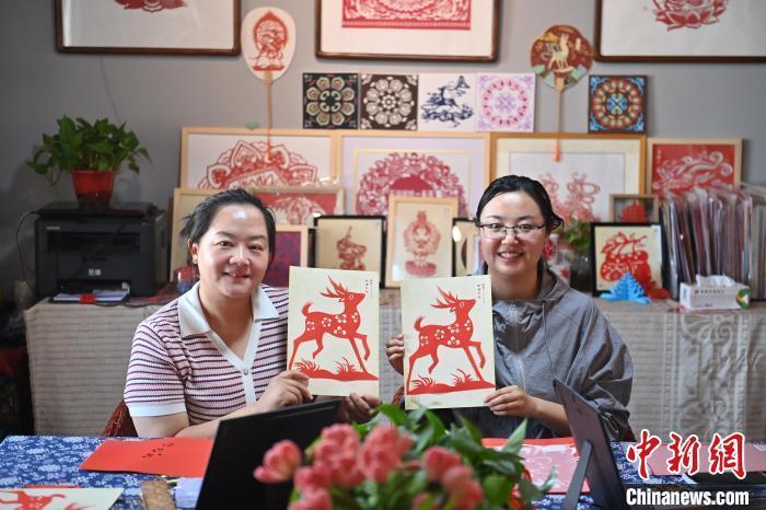 6月6日，在甘肅敦煌青年夜校課程中，青年學(xué)員展示學(xué)習(xí)敦煌非遺剪紙的成果。李亞龍 攝　　