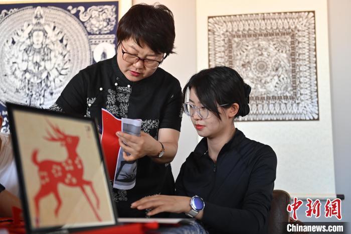 6月6日，在甘肅敦煌青年夜校課程中，青年學(xué)員學(xué)習(xí)敦煌非遺剪紙課程。李亞龍 攝