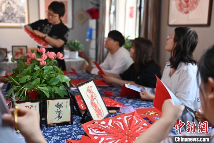 6月6日，在甘肅敦煌青年夜校課程中，青年學(xué)員學(xué)習(xí)敦煌非遺剪紙課程。李亞龍 攝　　