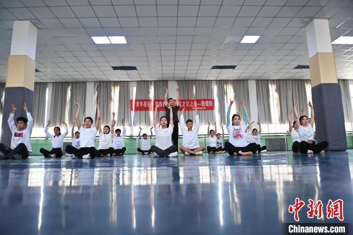 6月6日，在甘肅敦煌青年夜校課程中，青年學(xué)員學(xué)習(xí)敦煌舞課程。李亞龍 攝　　