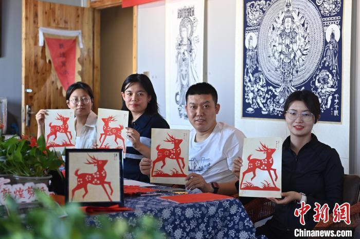 6月6日，在甘肅敦煌青年夜校課程中，青年學(xué)員展示學(xué)習(xí)敦煌非遺剪紙的成果。李亞龍 攝　　