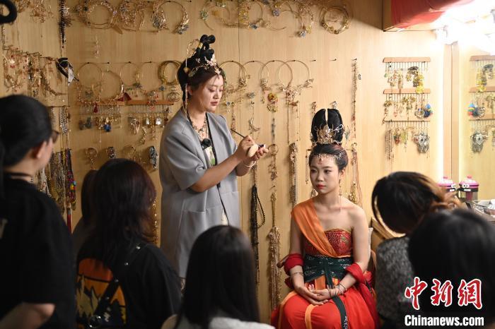 6月6日，在甘肅敦煌青年夜校課程中，青年學(xué)員學(xué)習(xí)敦煌美妝課程。李亞龍 攝