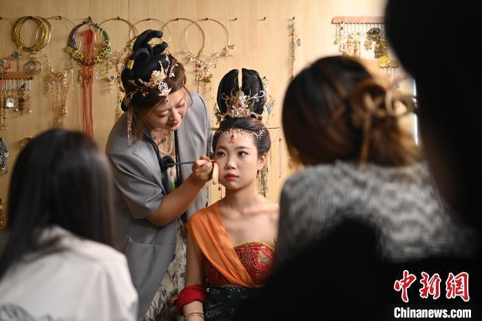 6月6日，在甘肅敦煌青年夜校課程中，青年學(xué)員學(xué)習(xí)敦煌美妝課程。李亞龍 攝　　