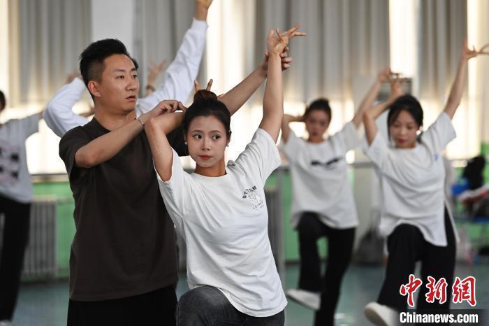6月6日，在甘肅敦煌青年夜校課程中，青年學(xué)員學(xué)習(xí)敦煌舞課程。李亞龍 攝　　