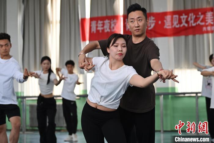 6月6日，在甘肅敦煌青年夜校課程中，學(xué)員學(xué)習(xí)敦煌舞課程。李亞龍 攝　　