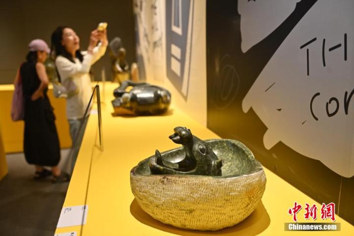 圖為該藝術(shù)展展陳的蛇紋石作品《河馬池》。中新社記者 李亞龍 攝