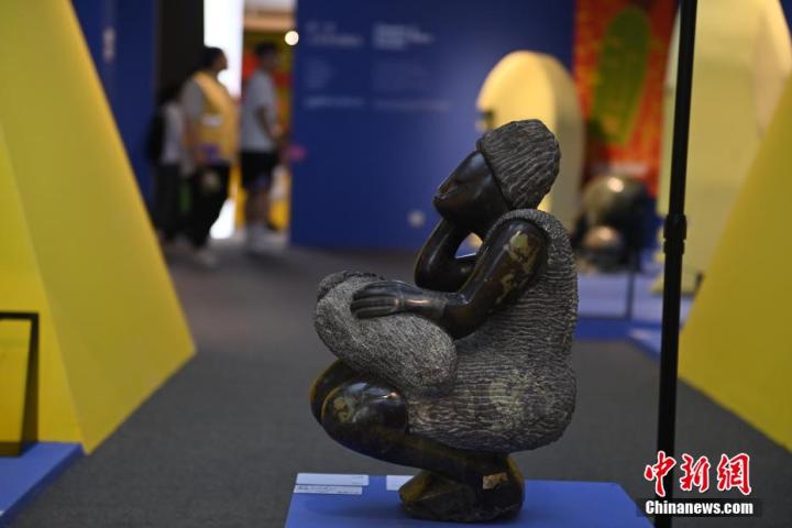 圖為游客參觀藝術(shù)展。中新社記者 李亞龍 攝</p>
<p>