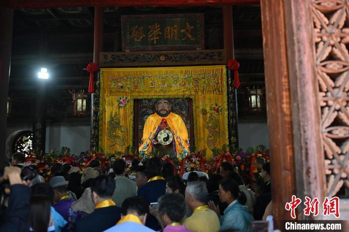 6月21日，2024(甲辰)年公祭中華人文始祖伏羲大典在甘肅天水舉行，來自海峽兩岸及港澳地區(qū)約500人現(xiàn)場共祭中華人文始祖伏羲。中新社記者 李亞龍 攝